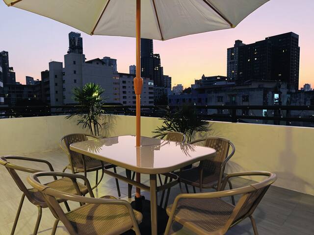 4-story modern art villa Free WiFi Netflix gallery image 4