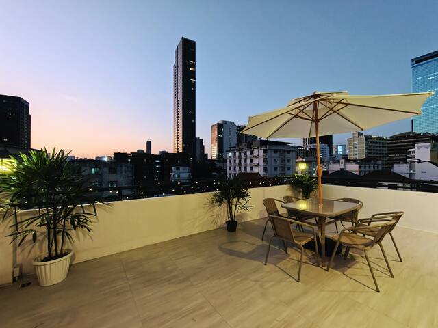 4-story modern art villa Free WiFi Netflix gallery image 3