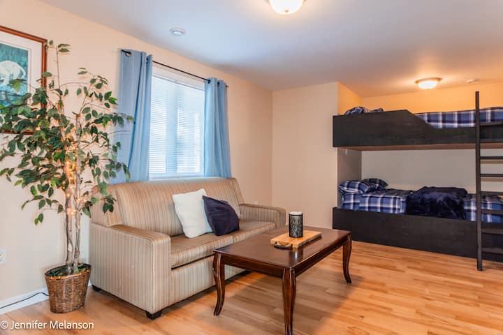 Prizemlje 4. spavaća soba s 2 bračna kreveta na kat i kaučem na razvlačenje. 