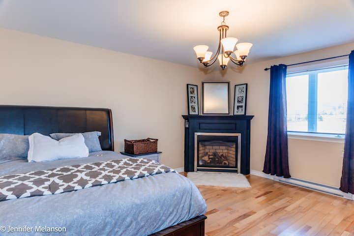 Druga spavaća soba s bračnim krevetom (160x200), kaminom i 2 puna ormara