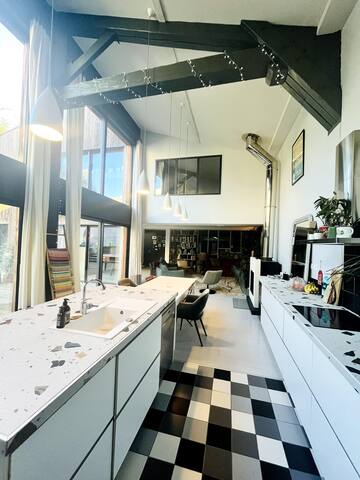 Grand loft bordelais avec piscine gallery image 5