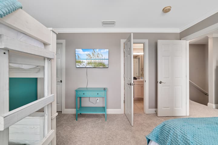 Kila chumba cha kulala cha 2 kina televisheni janja ya inchi 43. Pia kuna kabati la kuingia na rafu ya mizigo katika kila moja pia. Bafu kamili limefungwa kwa kila moja na linaweza kufikiwa kupitia mlango huu ambao umeonyeshwa, au mlango kwenye ukumbi.