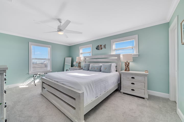 Kila chumba cha ghorofa ya pili kiko juu ya ngazi. Kuna kabati la nguo lenye ukubwa kamili, meza 2 za kulala na kabati la nguo lenye mito na mablanketi ya ziada. Kioo cha urefu kamili na vituo vya kuchaji viko hapa pia.