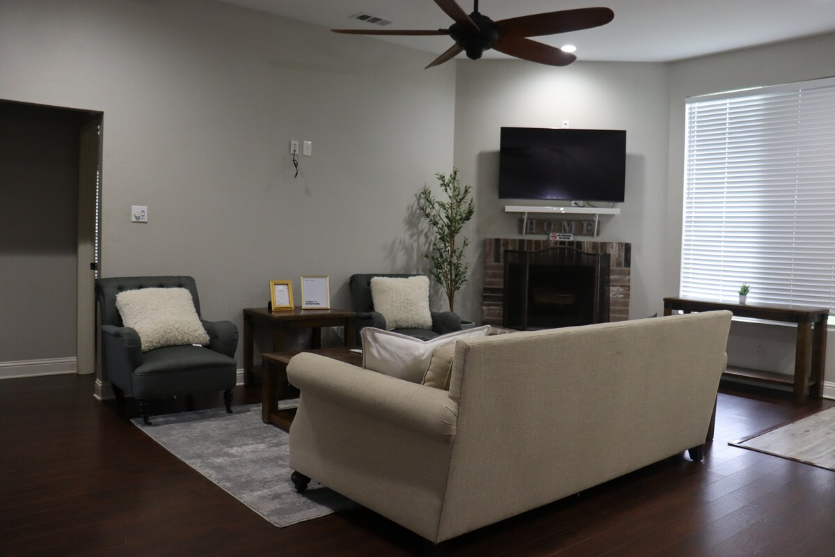Popular Airbnb listing: Steps From Celina Square: Extended Stay Discounts! in Dallas Suburbs