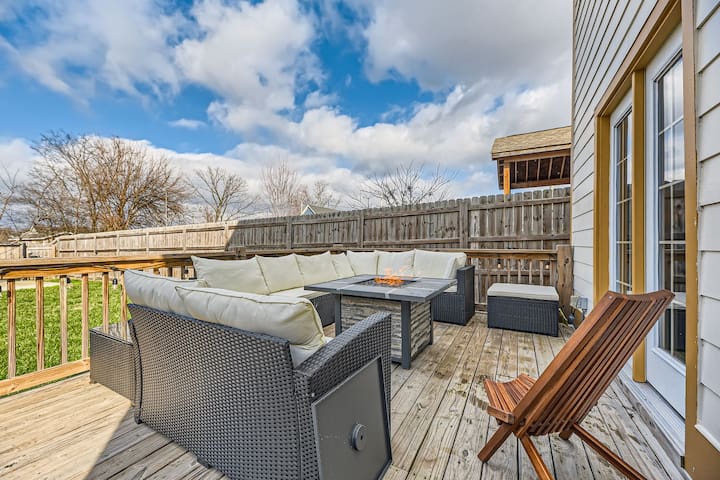 5 Mins from Downtown-The Mellow Yellow Retreat!