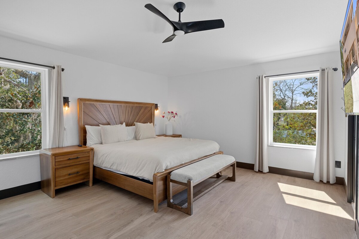 Dormitorio principal con cama tamaño king y su propio televisor