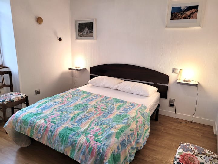 140 lôžok, prikrývky sú zahrnuté, posteľná bielizeň môže byť poskytnutá ako MOŽNOSŤ, ak je to žiaduce.