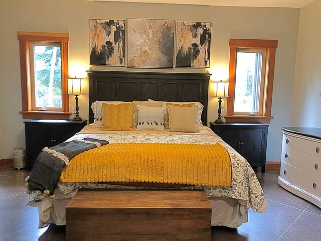 5 BR Farmhouse w/ Pool & Hot tub gallery image 4