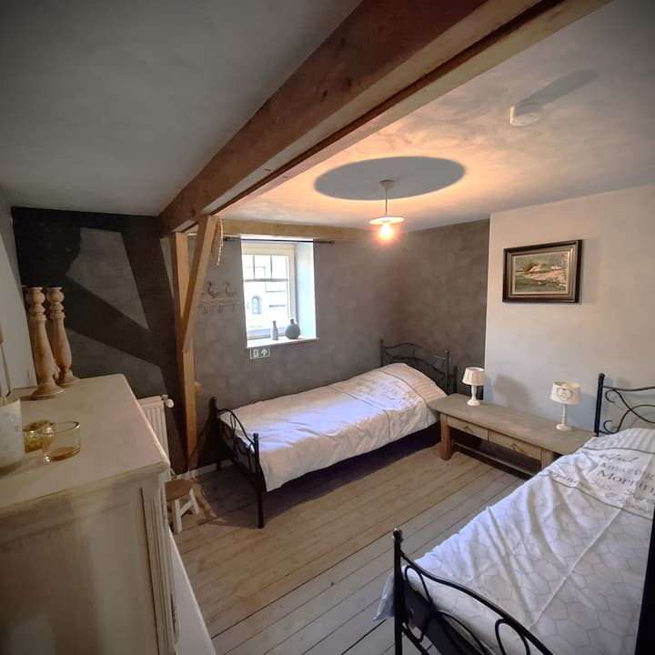 2 gelijke enkele beden, ruime kamer met kast