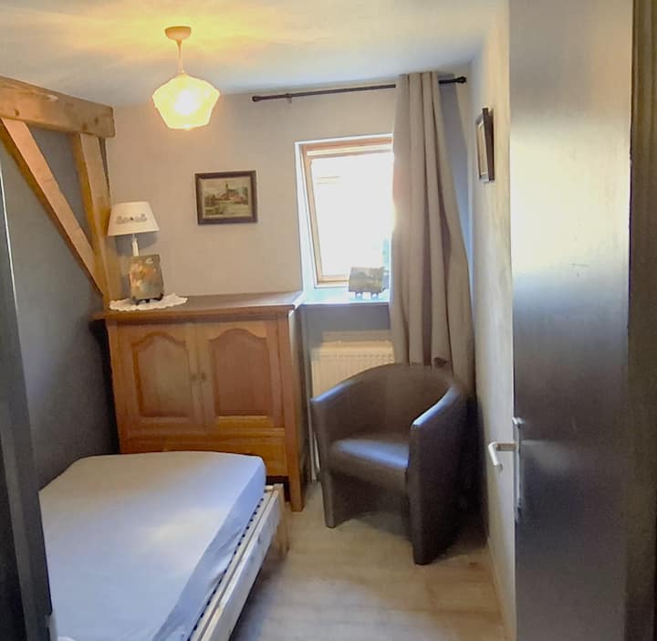 eenpersoonsslaapkamer met kastje