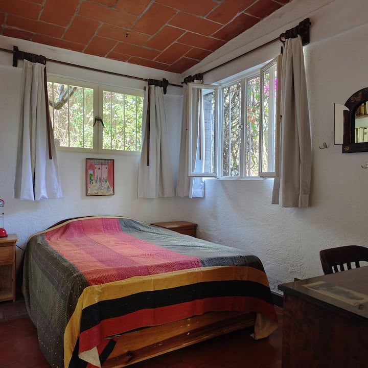 To je najmanja spavaća soba, ali ima veliki radni prostor za sjedenje, rad i čitanje.Ova spavaća soba ima kupaonicu u susjednoj prostoriji.