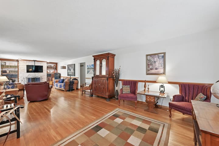 Lake Saint Louis Family Friendly Lakefront Retreat - O'Fallon, MO