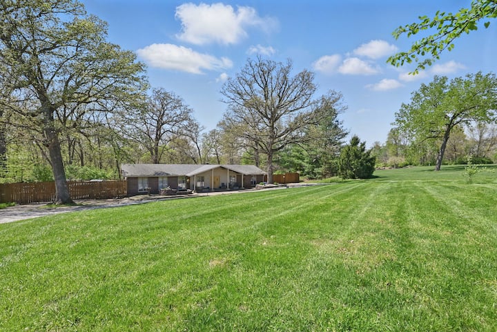 Lake Saint Louis Family Friendly Lakefront Retreat
