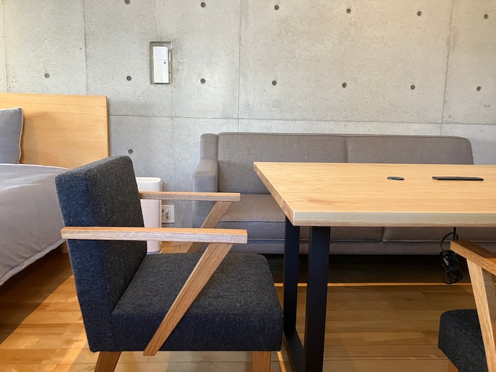 เก้าอี้และโซฟาทำตามสั่งโต๊ะทำจากไม้แอช (ไม้ใบกว้าง) และออกแบบมาเป็นโต๊ะโซฟามีเต้ารับแบบเลื่อนออกบนโต๊ะสำหรับชาร์จพีซี แท็บเล็ต และอุปกรณ์อื่นๆเรามีรหัส QR ของ Wi-Fi ติดอยู่ใกล้ประตูทางเข้า ดังนั้นโปรดตรวจสอบเมื่อใช้อินเทอร์เน็ต