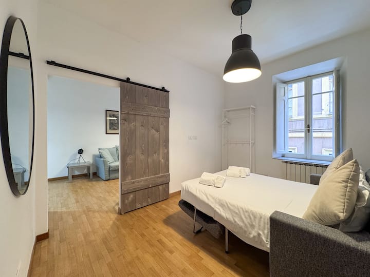 Habitación grande con sofá cama con colchón alto y puerta corrediza
Proporcionamos sábanas de algodón 100% 27x30, fundas de edredón nórdico redondo de madera. 
Para el baño, proporcionamos un juego de 3 toallas de 500 gramos para cada huésped (toalla grande, mediana y bidé).