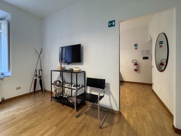 Para tu relajación, tendrás una sala de estar con un cómodo sofá cama, un televisor inteligente y una mesa de comedor para tus comidas.
Una puerta corrediza divide el espacio de la otra habitación
Proporcionamos sábanas de algodón 100% 27x30, fundas de edredón nórdico redondo mille righe