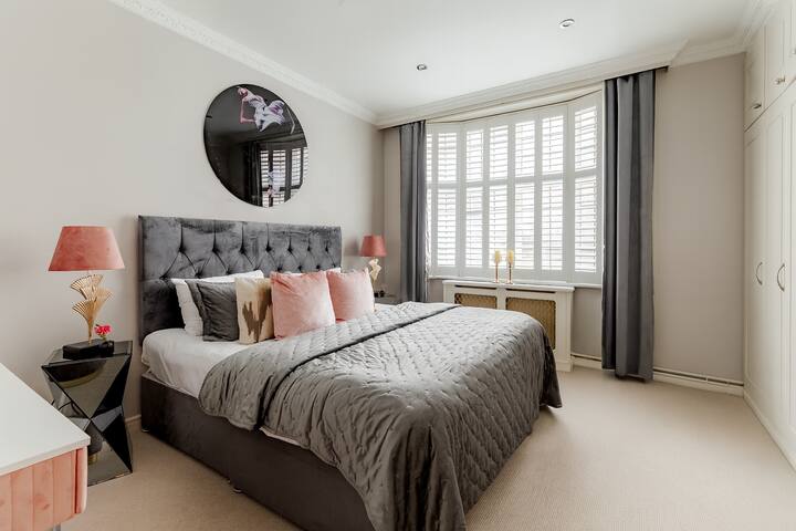 Large Covent Garden Family Hub for City Adventures gallery image 3