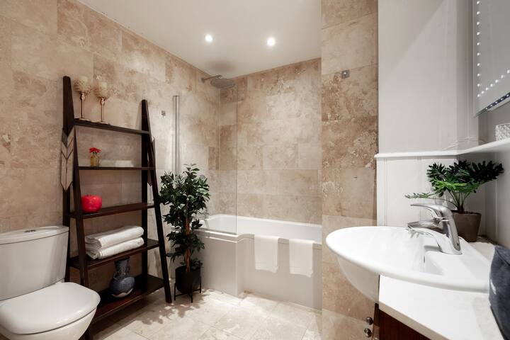 Large Covent Garden Family Hub for City Adventures gallery image 5