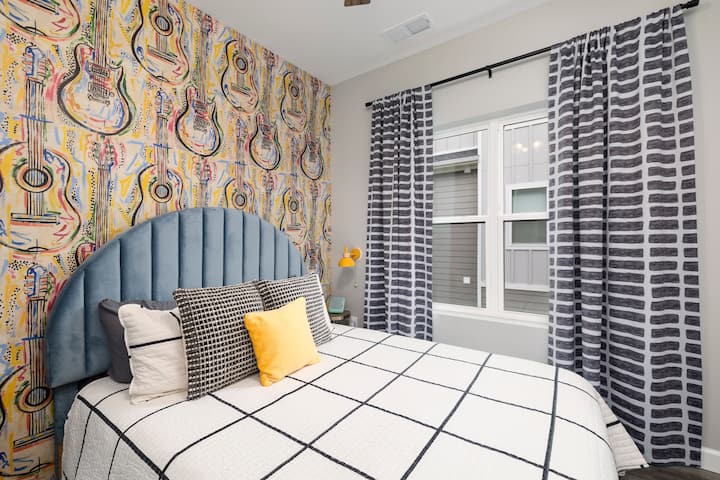 Добре дошли в музикалната стая на Брансън! Събудете се вдъхновени от стената с китари и се отпуснете на плюшено кадифено табло. Големият прозорец и затъмняващите завеси ви позволяват да персонализирате светлината и уединението си.