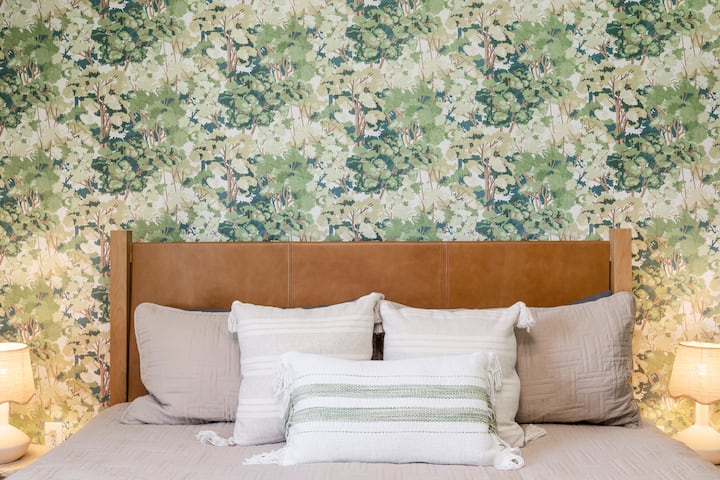 Добре дошли в стаята на Националния парк Озарк! Отпуснете се в спокойна обстановка с топла кожена табла, уютно бежово спално бельо и меко осветление. Това е успокояващо убежище, което пренася красотата на природата вътре за пълна релаксация.