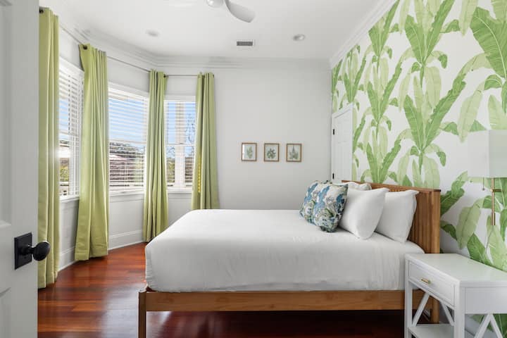 Совршен внатрешен дизајн! Уживајте во прекрасните тропски тапети и завесите во боја додека се сместувате во удобниот брачен кревет (широк 150-179 см). Целосната сопствена бања е исто така прекрасна!