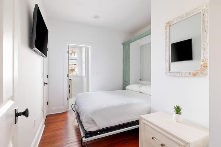 Гушнете се во кадифениот брачен кревет и вклучете го омиленото шоу со паметниот телевизор. 