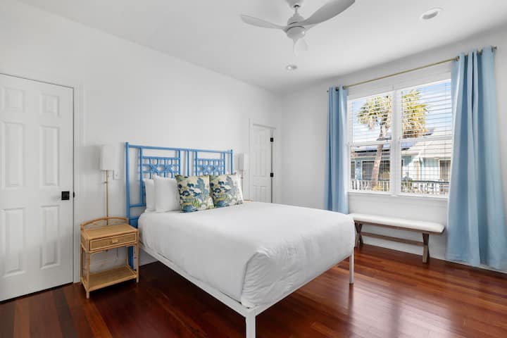 Гушнете се во овој удобен брачен кревет (широк 150-179 см) по вечерата во еден од најдобрите ресторани на островите.