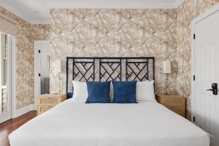 Главната спална соба има поглед на базенот и приватен пристап до терасата над дворот.