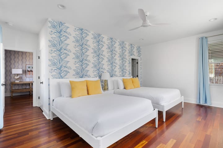 Веднаш до фоајето, влезете во друга огромна спална соба со бања и плакар. Прекрасните тапети и завесите во боја сигурно ќе ве опуштат за одличен сон. 