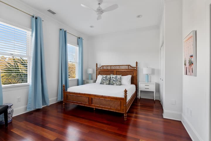 Гламурозните ноќни штандови и класичниот бамбусов кревет ја даваат суштината на The Grand Palmetto. Прекрасниот поглед кон палмите што се нишаат и многу природна светлина ја прават оваа спална соба незаборавна.