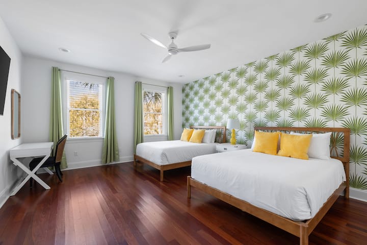 Прекрасните тропски тапети и земјените тонови обезбедуваат неверојатно модерно тропско чувство за оваа масивна спална соба.  Извадете го лаптопот за да се пријавите кај светот на големото биро за пишување. 