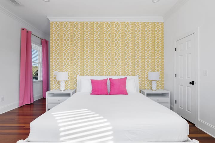 Подгответе се да бидете среќни во оваа голема и убава соба со брачен кревет (широк 150-179 см) кој е светол и проѕирен! 