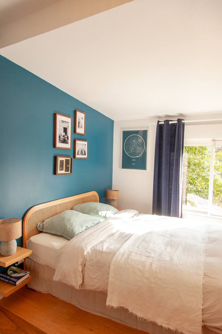 ห้องพักอยู่ชั้นล่างมีตู้เสื้อผ้าขนาดใหญ่ 2 ตู้และกระจกแบบตั้งพื้น หน้าต่างริมสระว่ายน้ำเตียงขนาด 160 x 200 ซม.