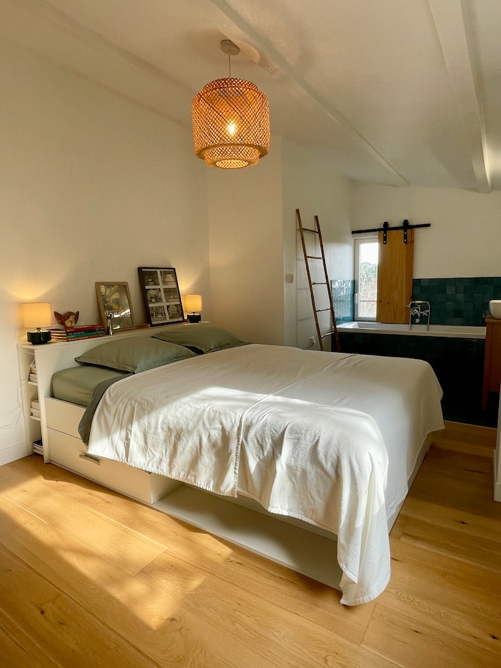 ห้องนอนคู่ปรับอากาศที่ชั้นแรกพร้อมห้องน้ำในตัว เตียงขนาด 160 x 200 ซม.