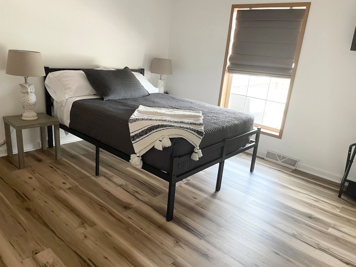 Full-size bed met kast, raam met uitzicht op de vallei.  Kleine tv aan de muur.