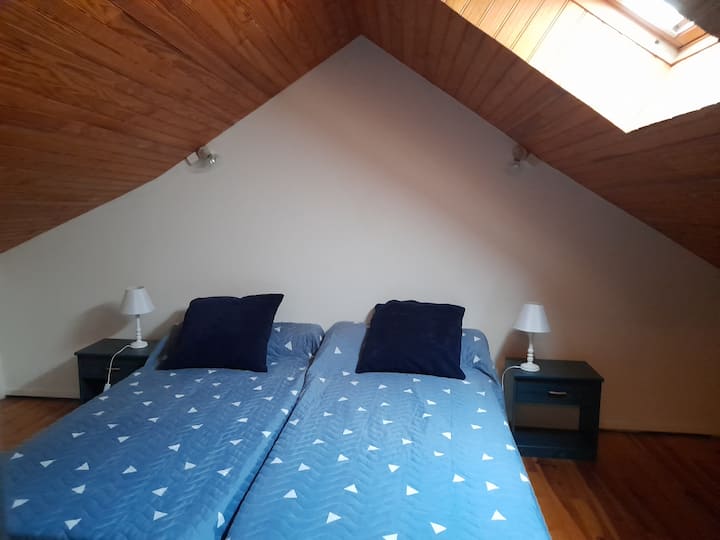 Dhomë gjumi e mbyllur dhe papafingo me dritare në çati: 2 krevate tek