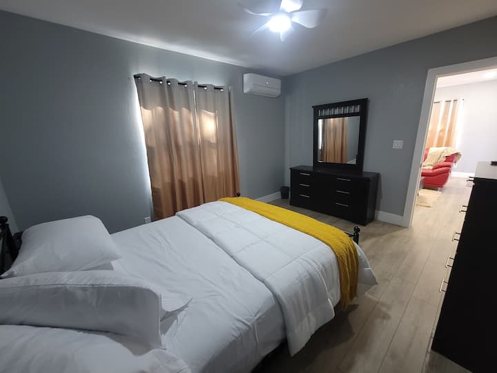 Queen size bed, walk-in closet and own bathroom, guest house