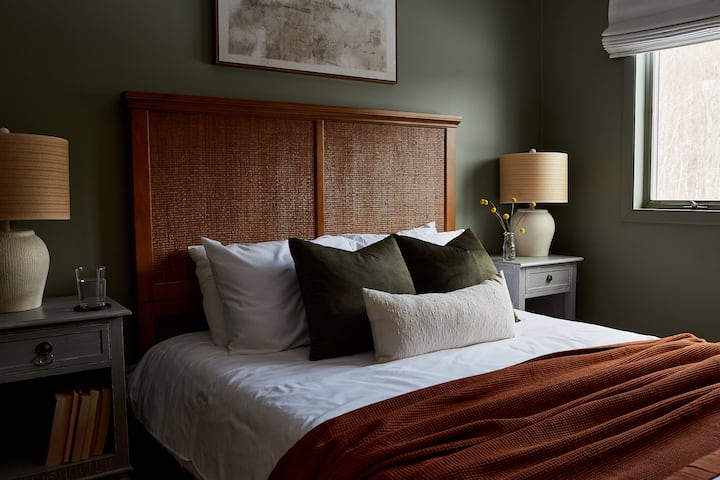 ห้องนอนขนาดควีนไซส์ชั้น 2 เป็นห้องที่อบอุ่นที่สุดมีห้องน้ำเฉพาะของคุณอยู่ด้านนอกประตู