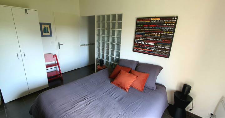 غرفة نوم مع سرير كوين - معدات الأطفال (سرير - كرسي مرتفع) وكرسي مرتفع وغرفة استحمام.