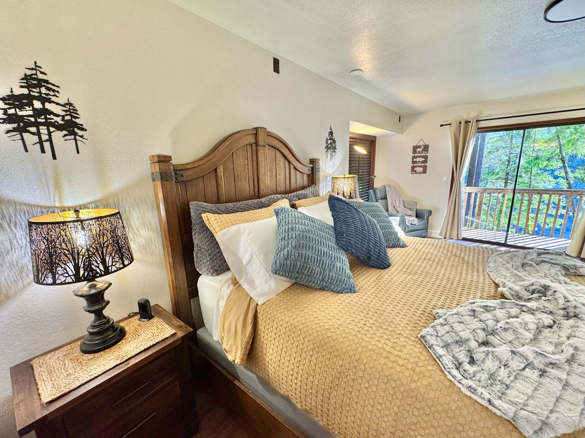 כן, עצי הרדווד העתיקים היו בהחלט הבחירה שלנו לעיצוב.  מאמנות הקיר ועד לתריסי המנורה.  הכול סובב סביב יופיו של יער הסקויה.