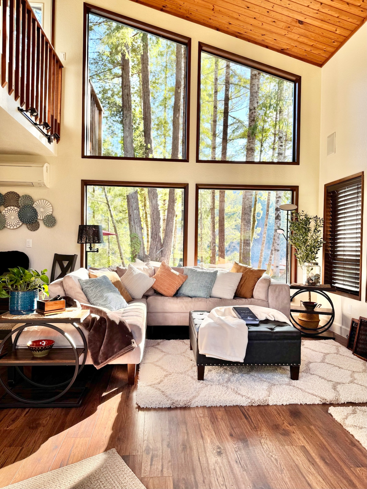 הביאו את הספר האהוב עליכם!  כדאי להתכרבל בספה האיטלקית הזו עם כריות מלאות, כריות שמנמנות וזריקות סופר רכות.  יוקרה נוחה ורצינית...כל זאת תוך כדי התבוננות בהרי הרדווד שעל הנהר.