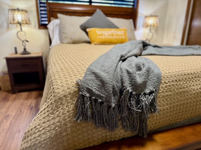 רק בגלל שאתם ביער, אתם לא צריכים להתפשר על שינה איכותית!  במיטה הראשית למטה יש כיסוי למזרן בגודל 4אינץ ', מצעים איכותיים, כרבולית מלאה והרבה כריות וזריקות נוחות.