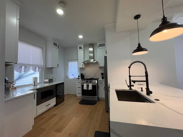 Modern 4BR Home Near Metro & DC’s Iconic Sights gallery image 3