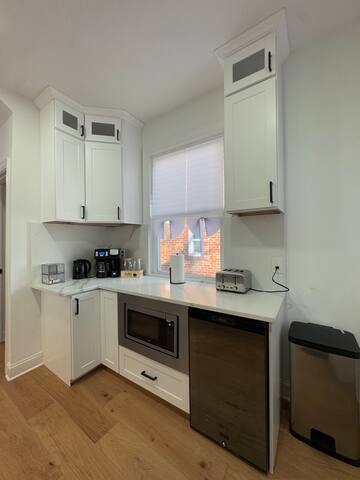 Modern 4BR Home Near Metro & DC’s Iconic Sights gallery image 4