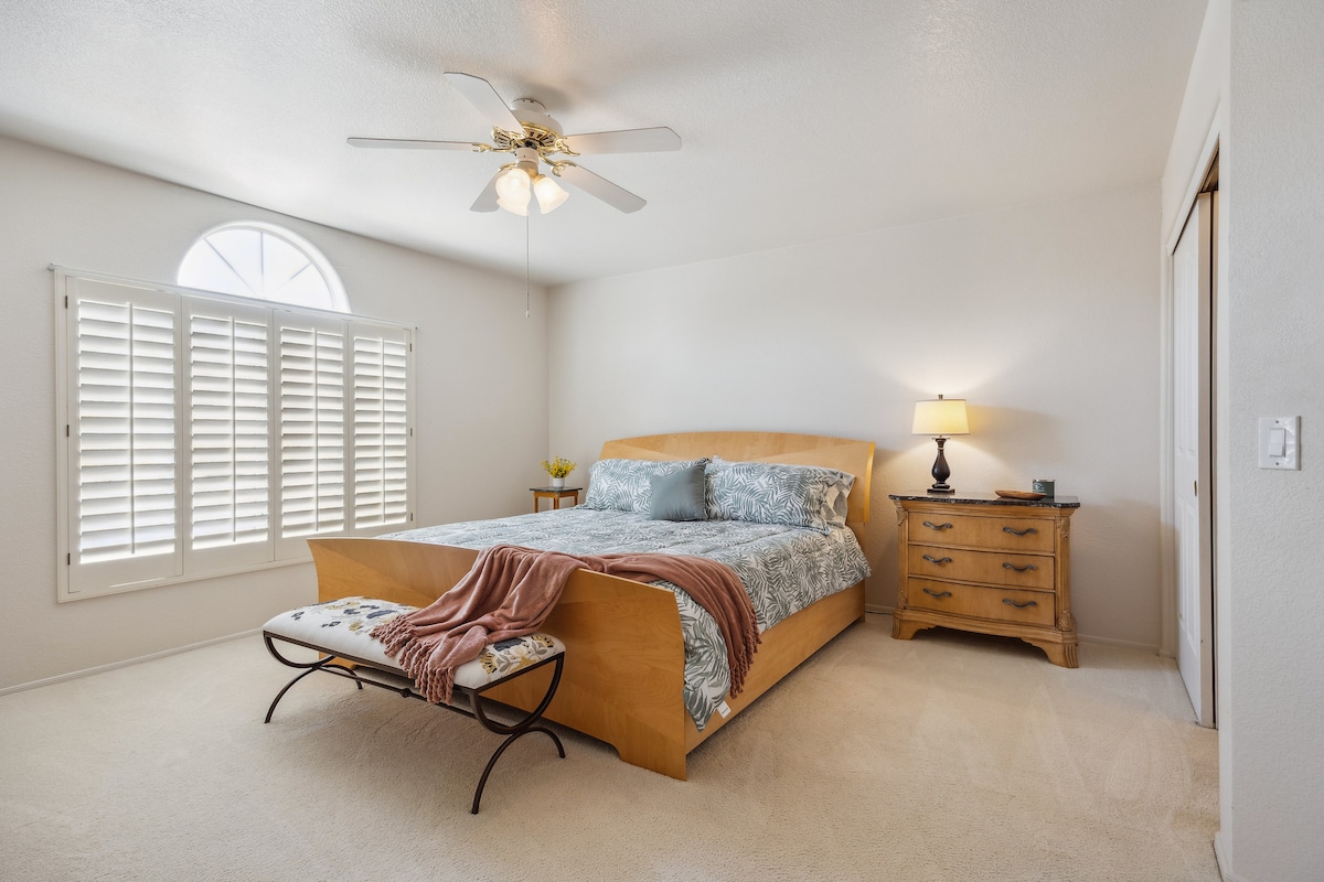 El segundo dormitorio principal también cuenta con una cama tamaño king y acceso en suite directamente al segundo baño completo.