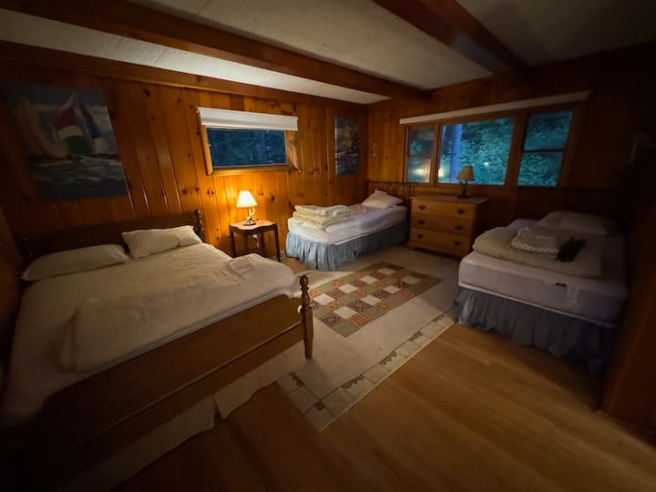 „соба на спрат“ со кревет во целосна големина и 2 близнаци - доволно простор тука - плус плакар и гардеробер - одлична соба за децата - спротивната страна на куќата од главната спална соба...