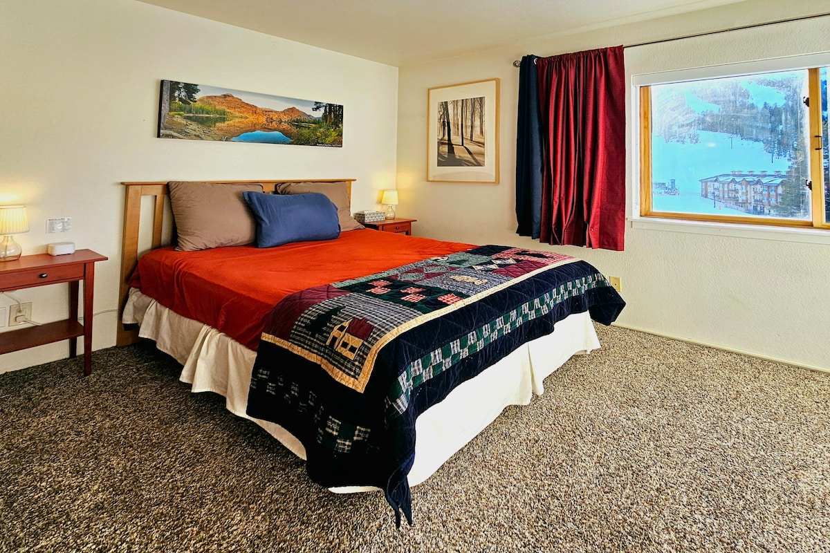 Chumba chako cha kisasa na chenye nafasi kubwa kina malkia wawili na vyumba viwili pamoja na mandhari ya kupendeza zaidi katika Kirkwood yote!  Viti vya 1, 10 na 11 viko nje ya dirisha lako moja kwa moja pamoja na mwonekano mzuri wa upande mzima wa mbele wa mlima!