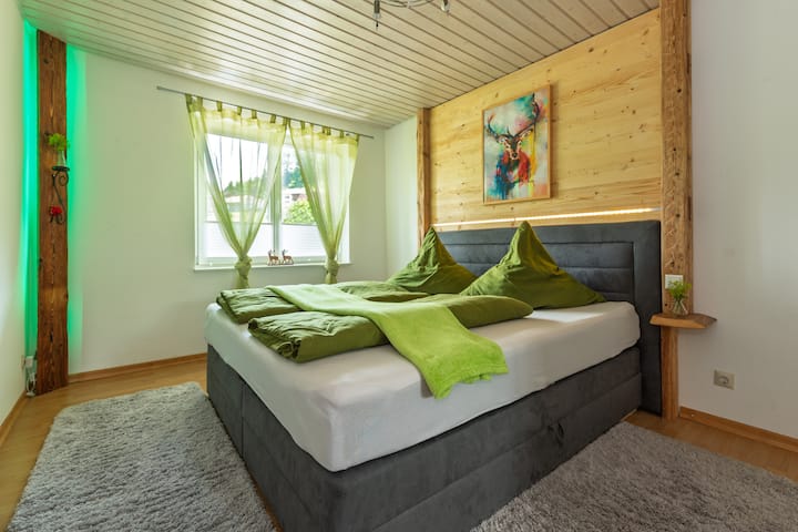 Chumba cha kulala cha Black Forest kilichotengenezwa kwa sufuria za mvinyo 