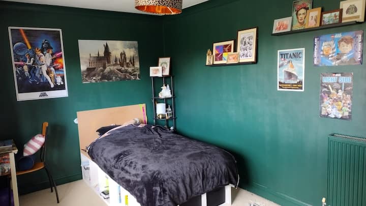 Imajte na umu da je ovo spavaća soba naše kćeri i da će kao takva imati ograničenu dostupnost prostora za odlaganje.