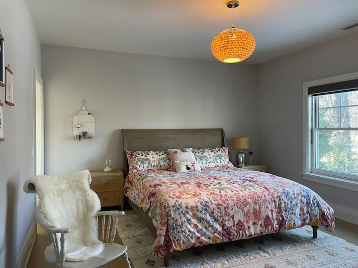 Chumba cha wageni cha ghorofa ya 2, kitanda aina ya king, bafu, televisheni